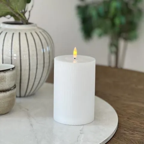 Rillet kubbelys LED Hvit 15cm