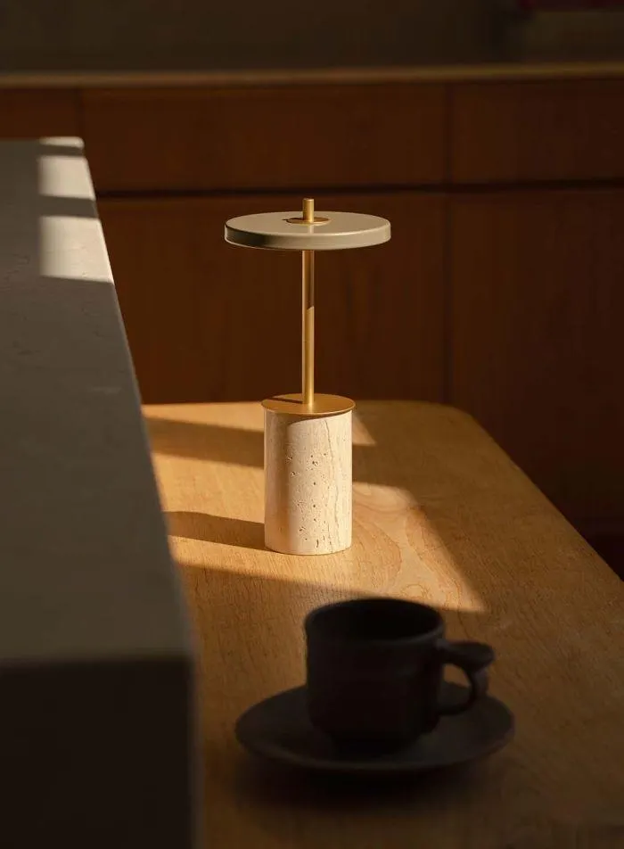 Asteria Move mini oppladbar bordlampe - clay/travertin