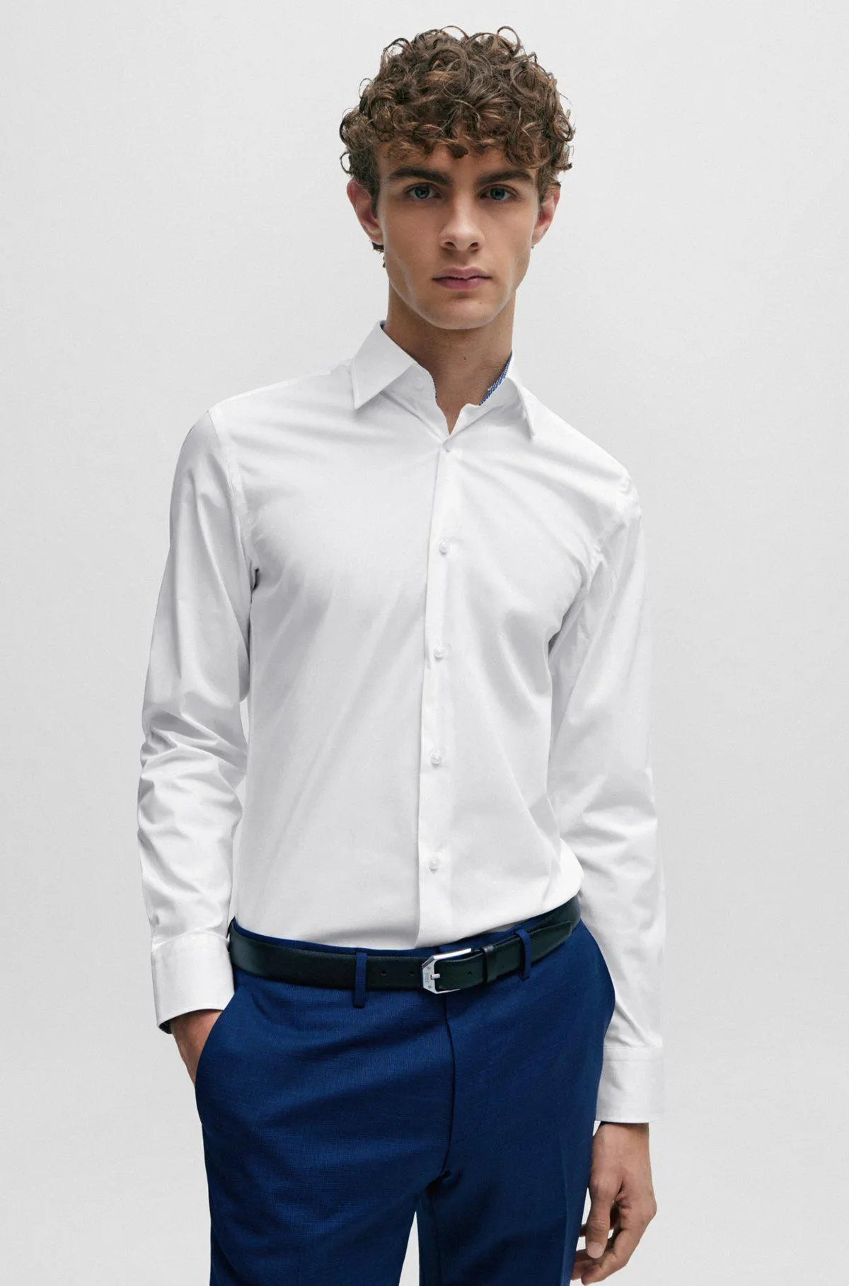 Camisa slim fit en popelín de algodón elástico de planchado fácil