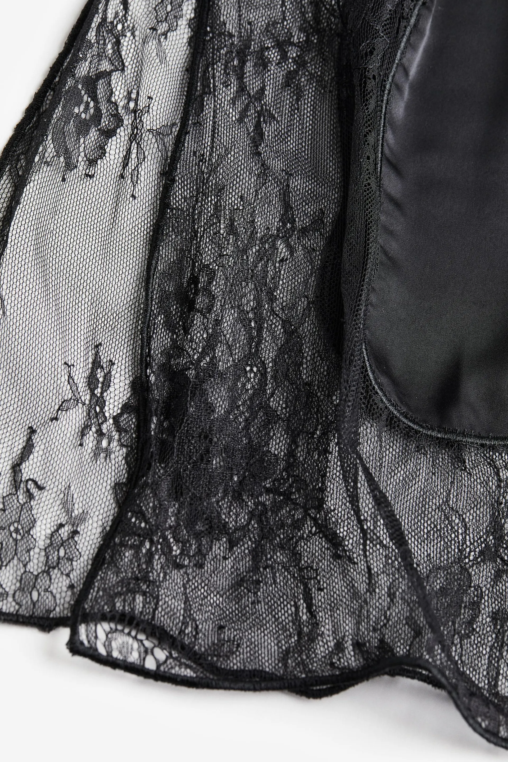 Satengkjole med blonder