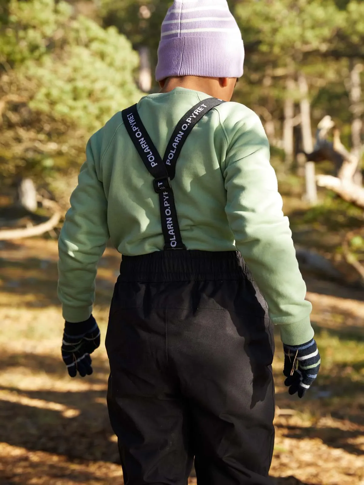 Strikket lue med oppbrett stripet