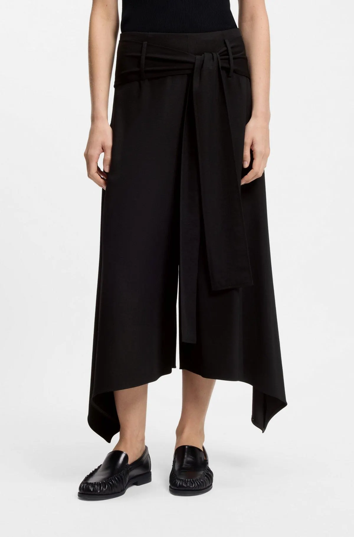 Relaxed-fit trousers with shaped hems