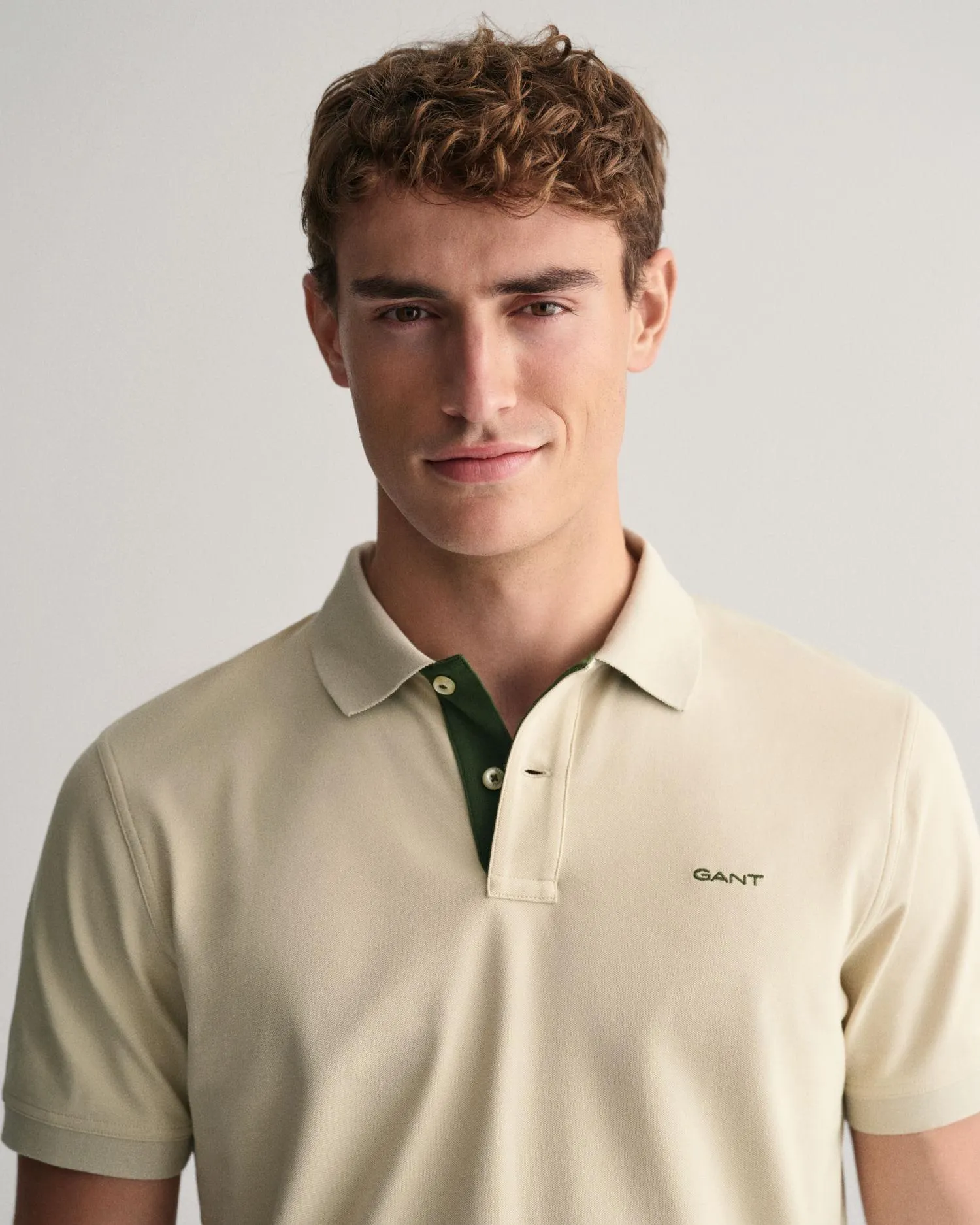 Piquéskjorte med kontrastdetaljer