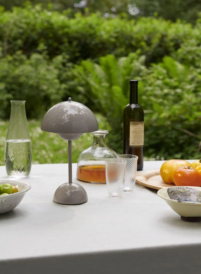 Flowerpot VP9 oppladbar bordlampe H30 - gråbeige
