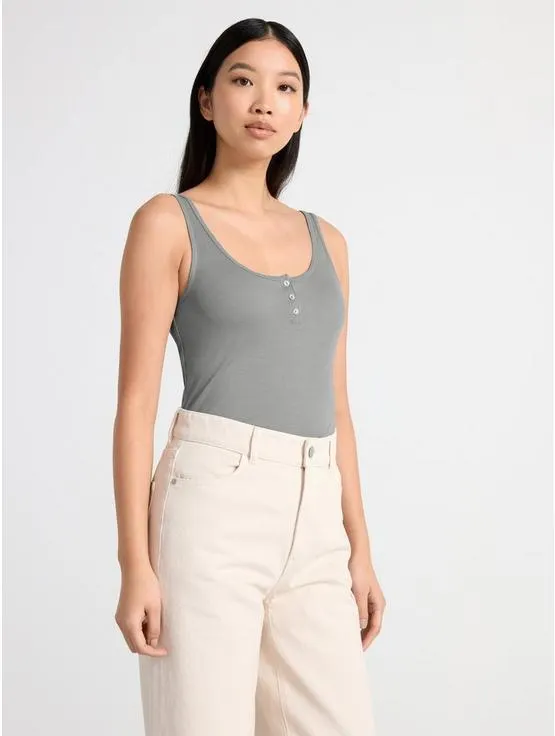 Ribbestrikket singlet med knappestolpe