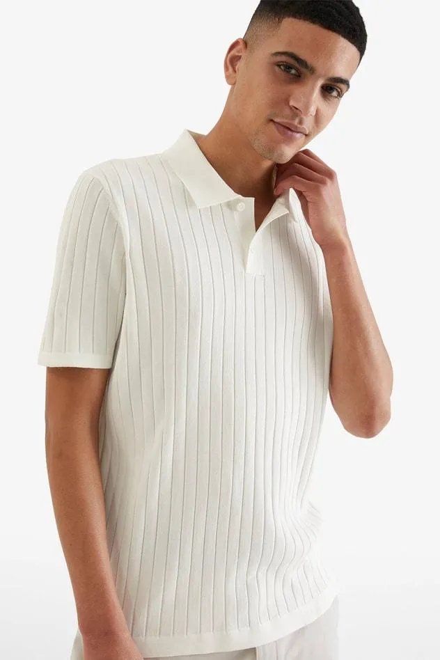 Ribbestrikket tennisskjorte