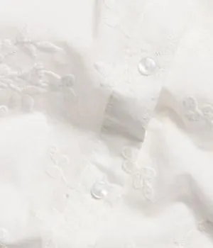 Paitapusero, jossa on brodeeraus