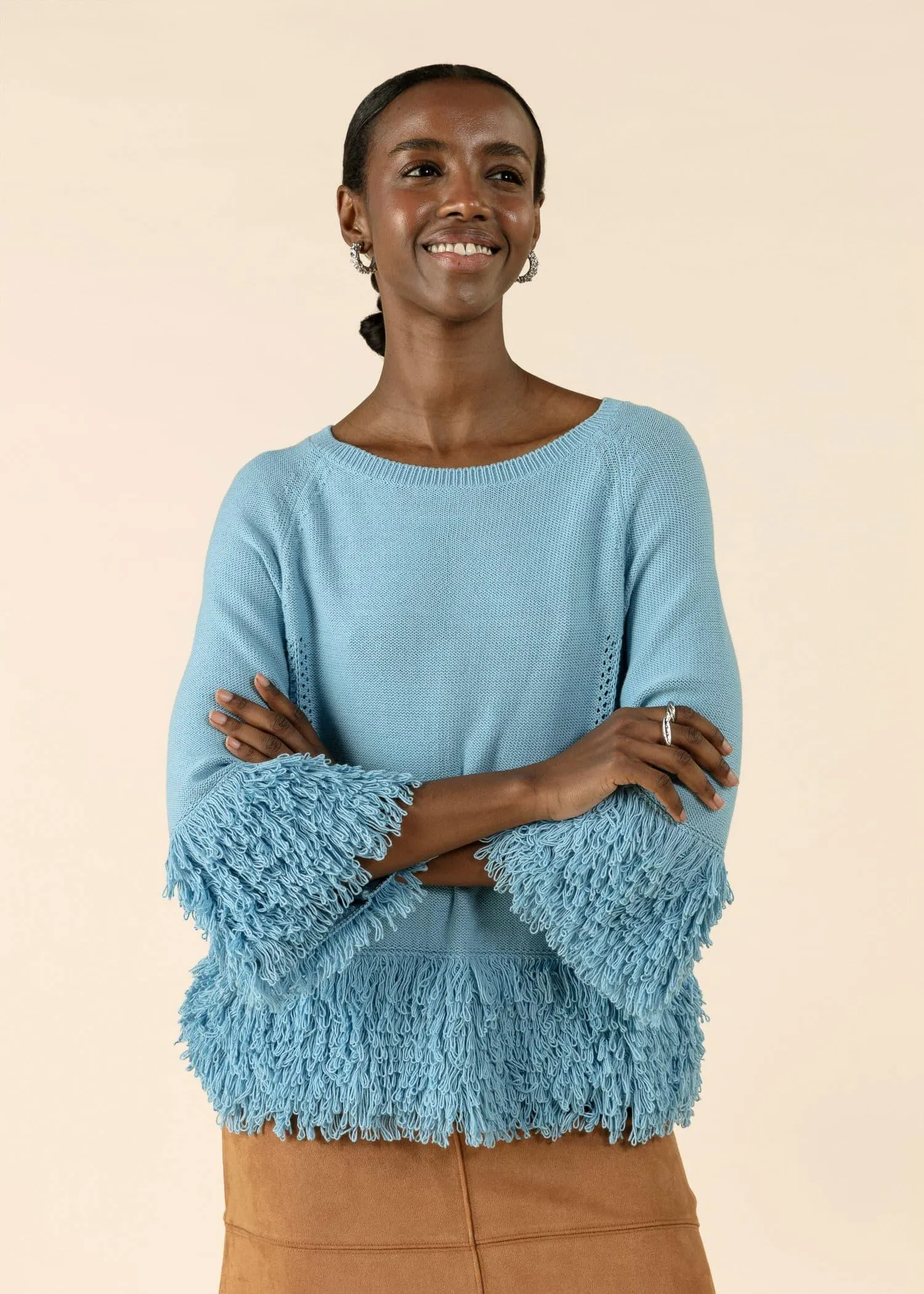 Stickad tröja med fransar