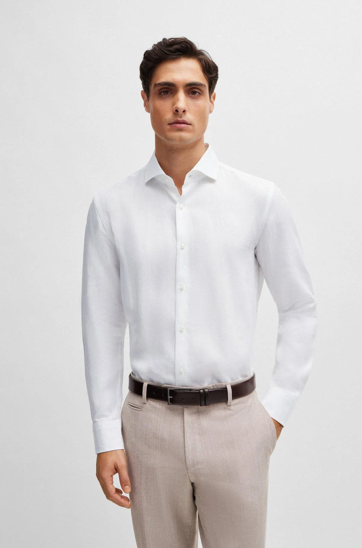 Slim-fit shirt in linen with spread collar