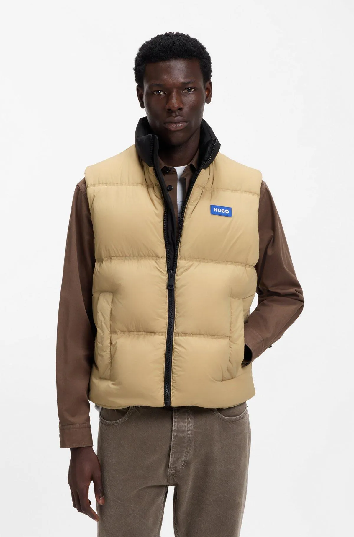 Water-repellent gilet with logo label