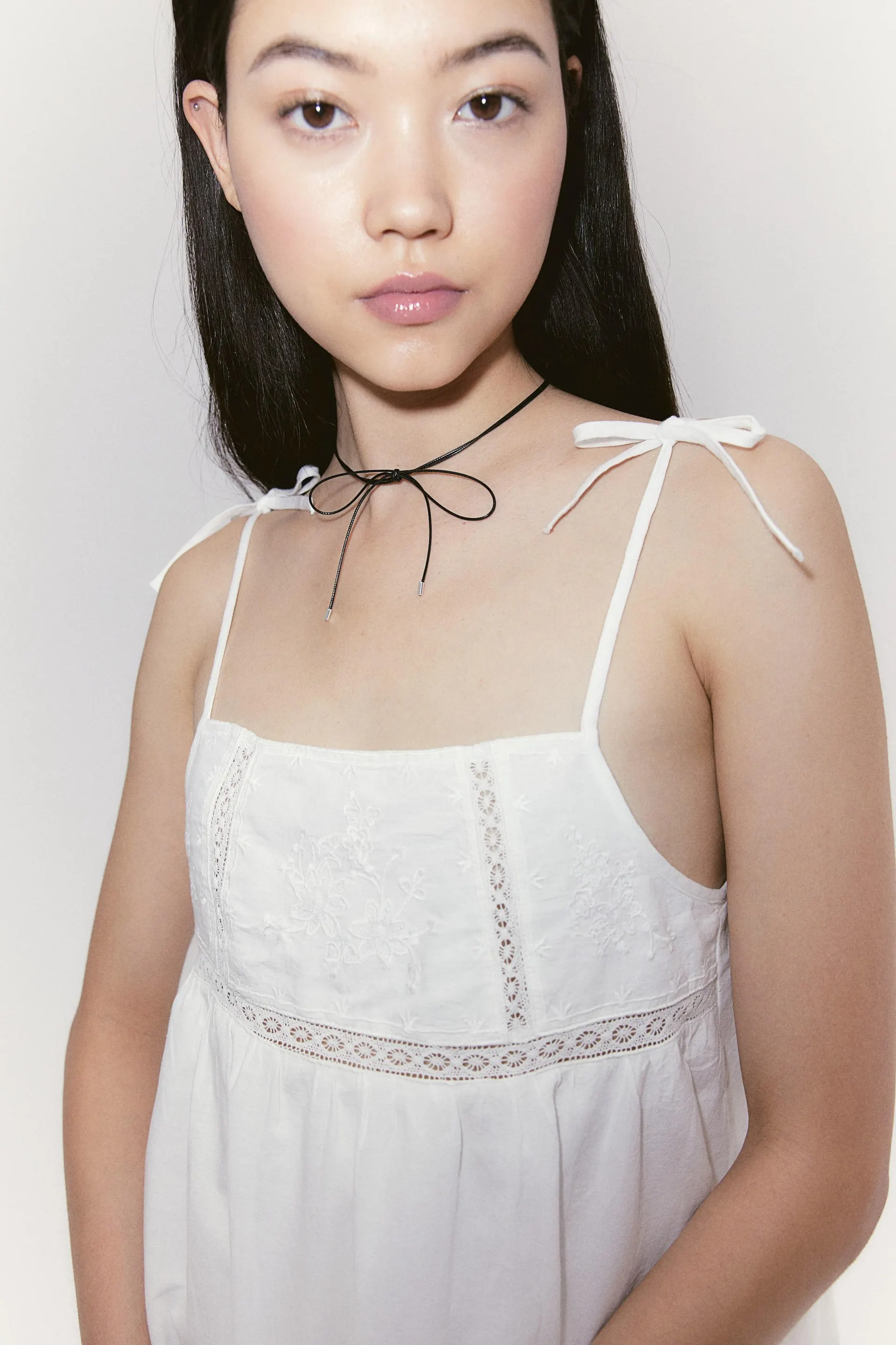 Brodert A-lineskåret kjole