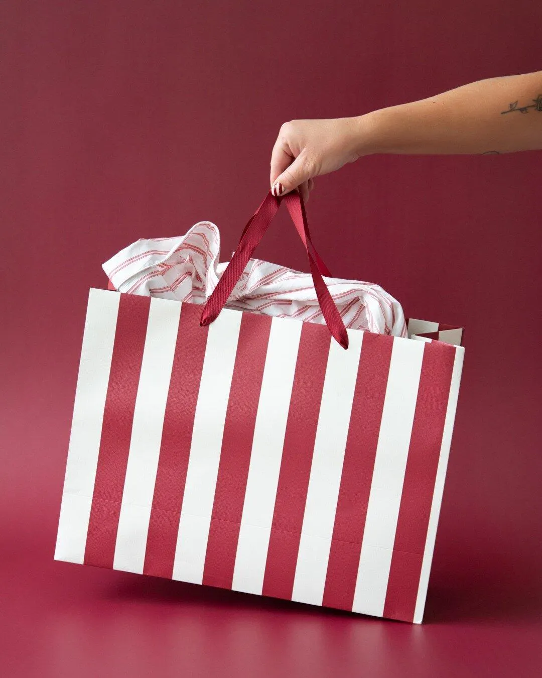 Gavepose Linjär vinrød | Interiør på nett | Lagerhaus.no