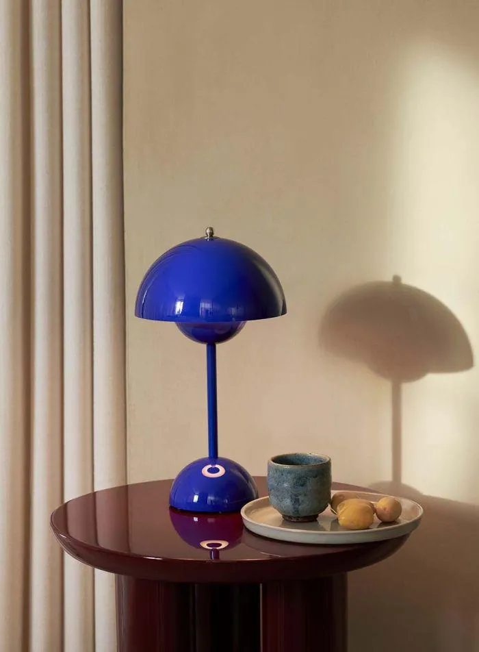 Flowerpot VP9 oppladbar bordlampe H30 - kobolt blå
