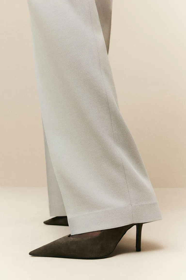 Pumps i semsket skinn