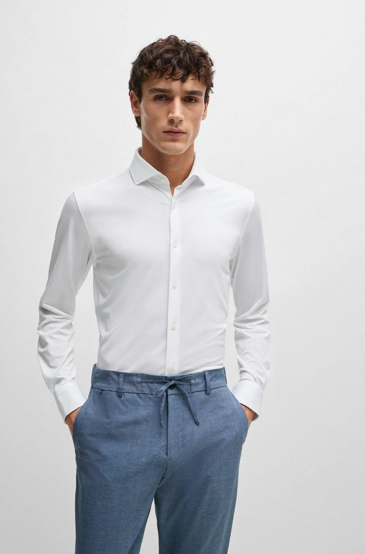 Camisa slim fit en tejido elástico técnico con estructura