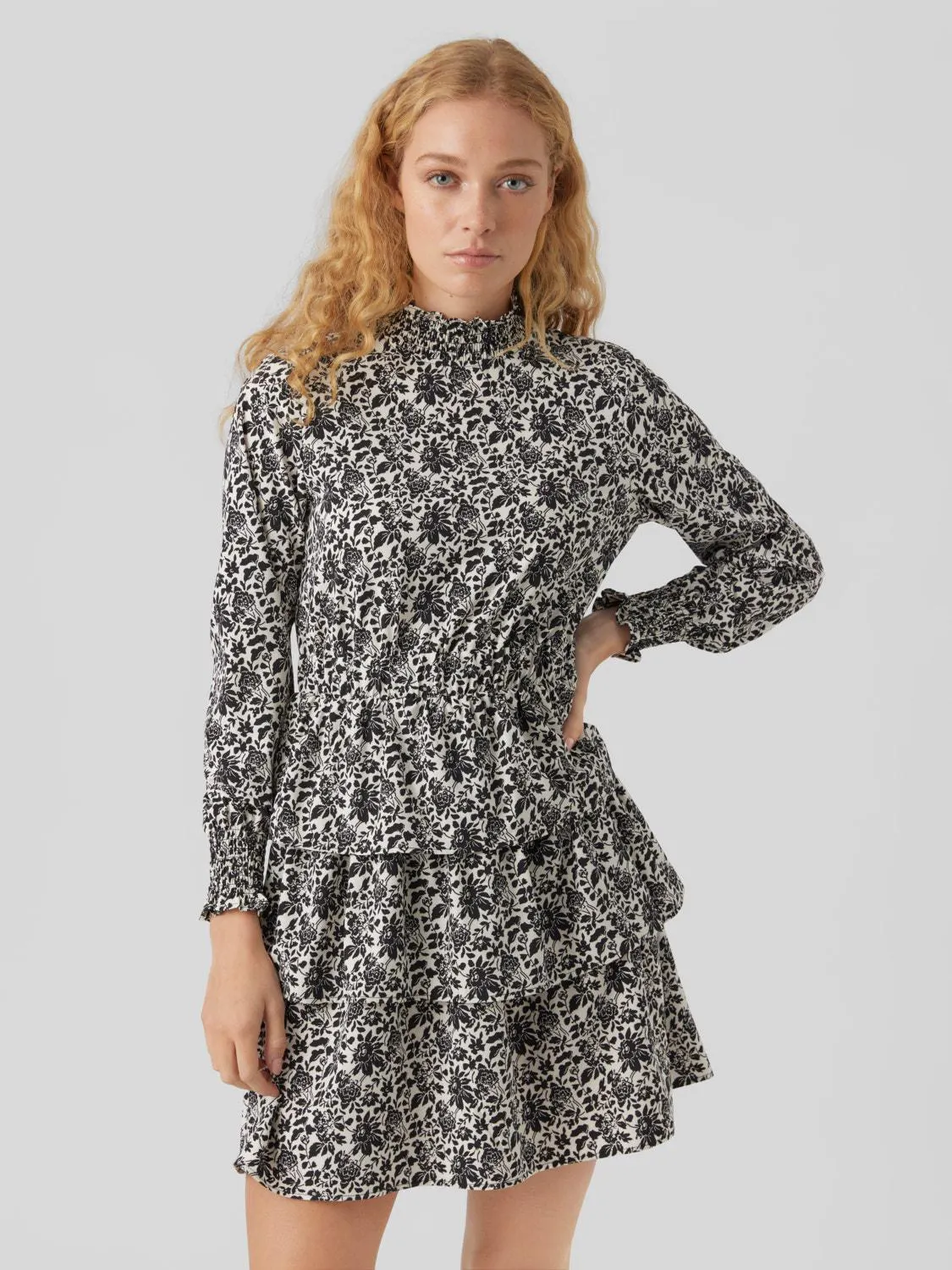 Regular fit Hoge hals Gesmokte mouwuiteinden Normale mouwen Korte jurk