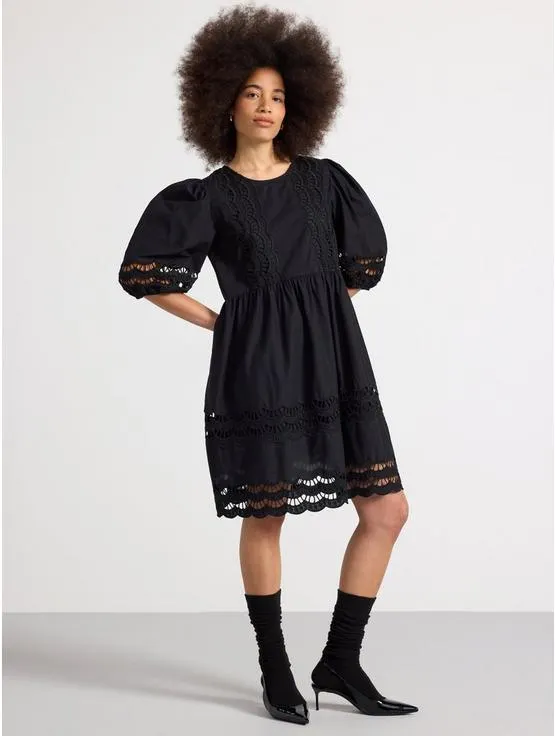 Kjole med engelsk broderi