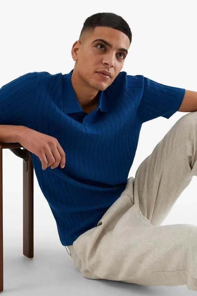 Ribbestrikket tennisskjorte