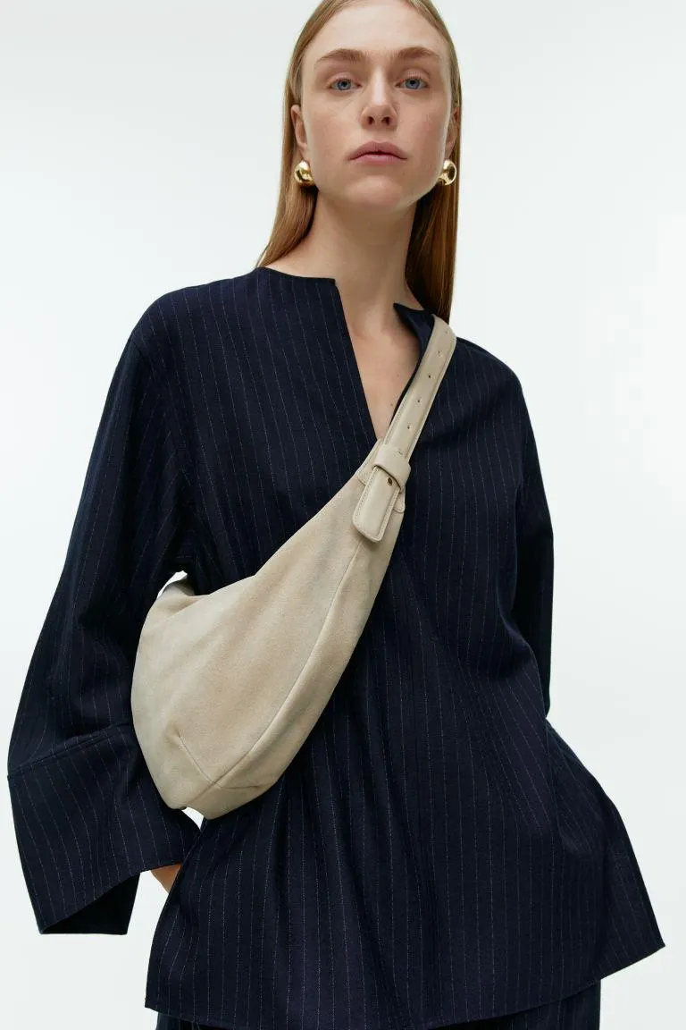 Mellomstor buet skulderveske