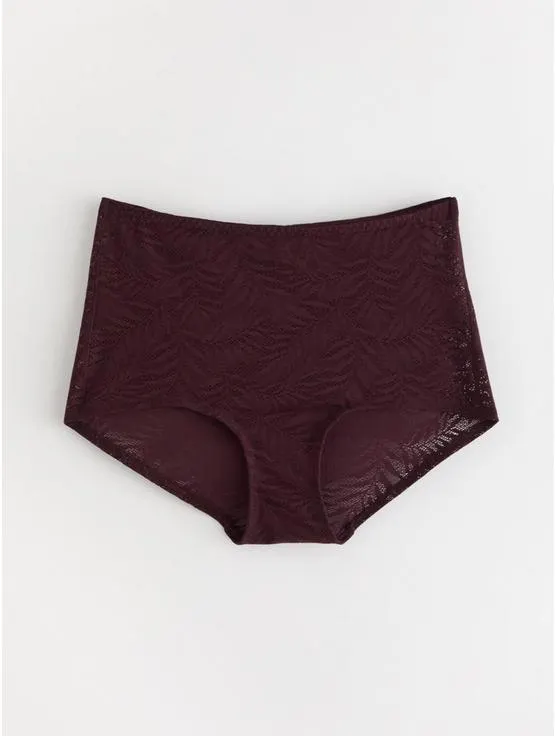 Truse med høyt liv og blonder