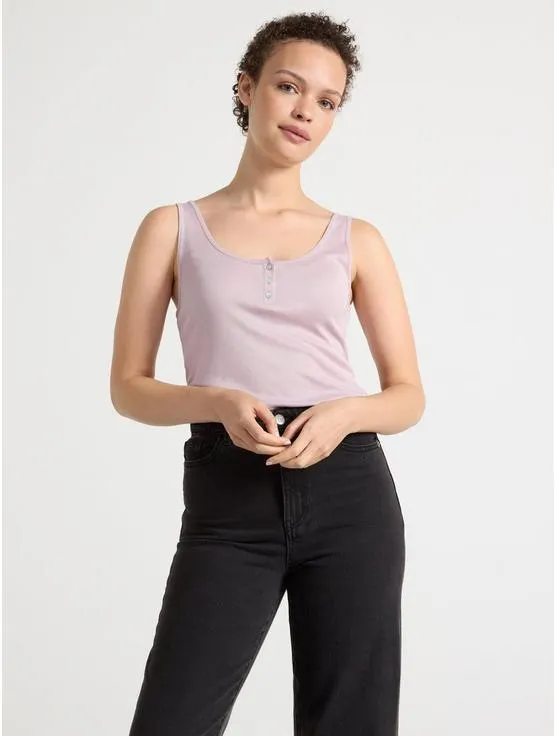 Ribbestrikket singlet med knappestolpe