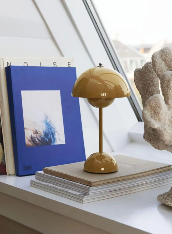 Flowerpot VP9 oppladbar bordlampe- sennep