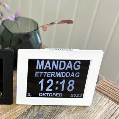 Lettleselig kalender-klokke for eldre – norsk, hvit
