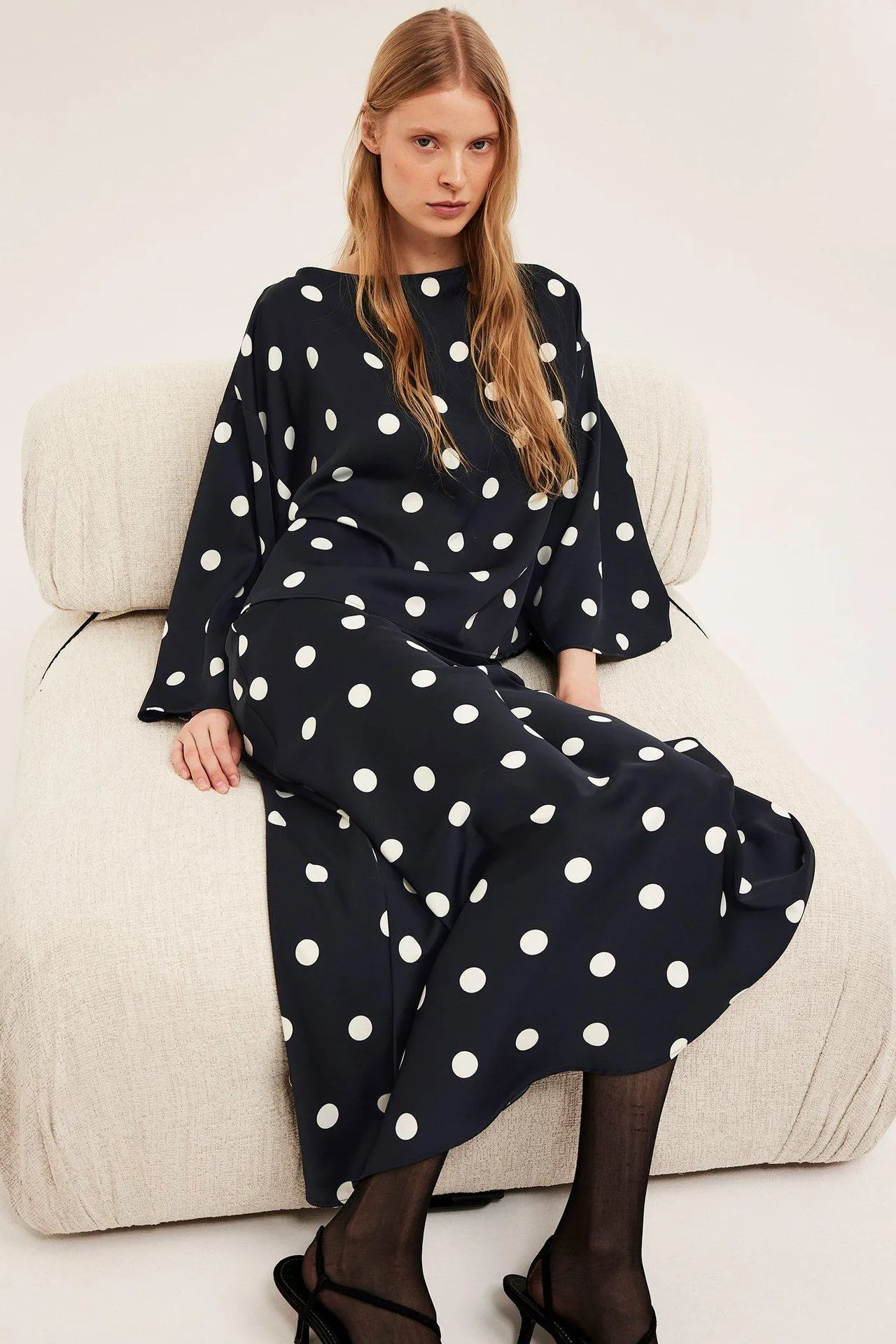 Prikkete satengbluse