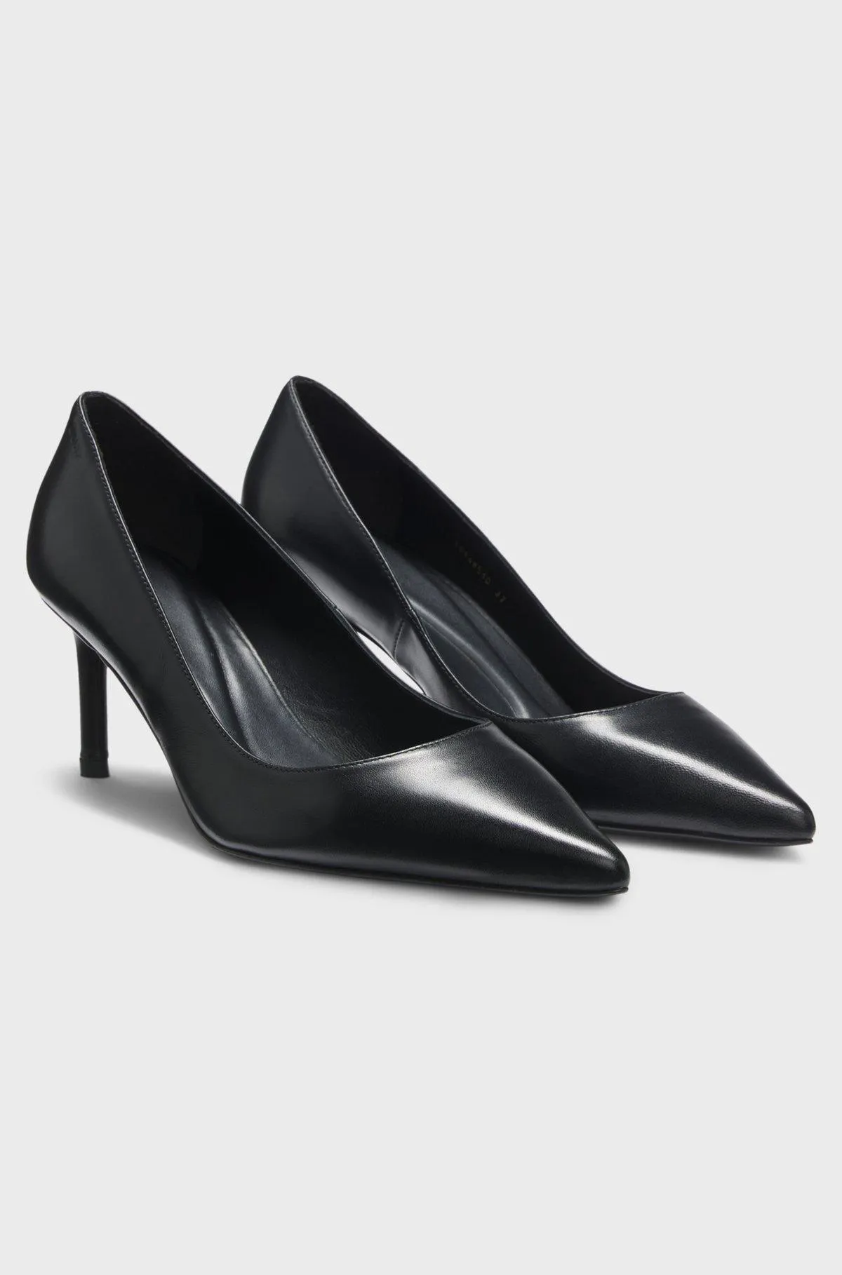 Leather pumps with pointed toe