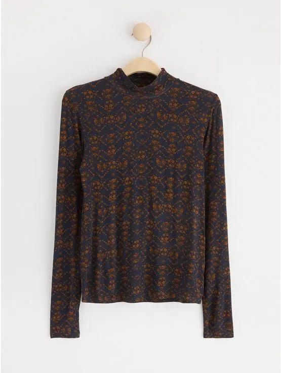 Overdel med mellomhøy hals og mønster