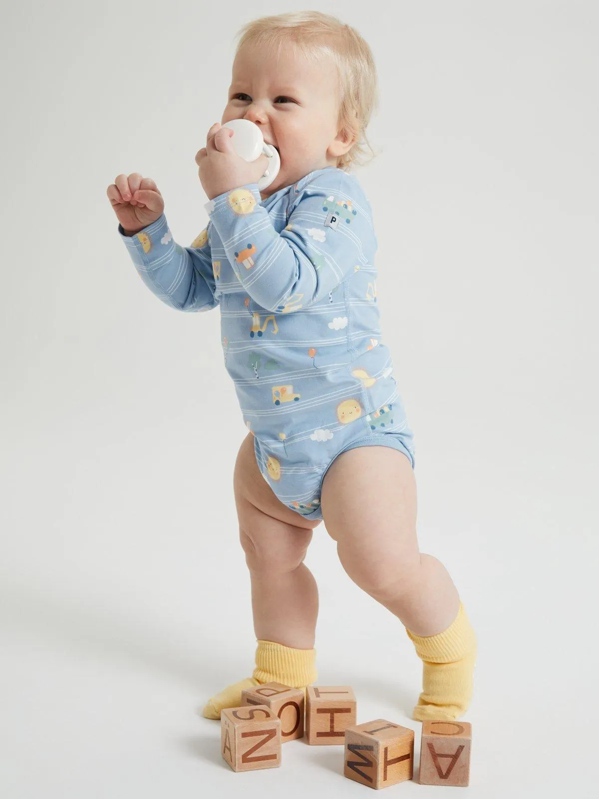 Body med omslagsskuldre glade biler