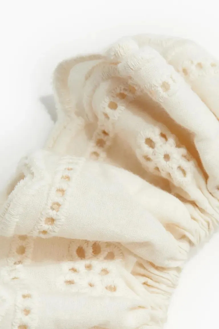 Brodert scrunchie i bomull