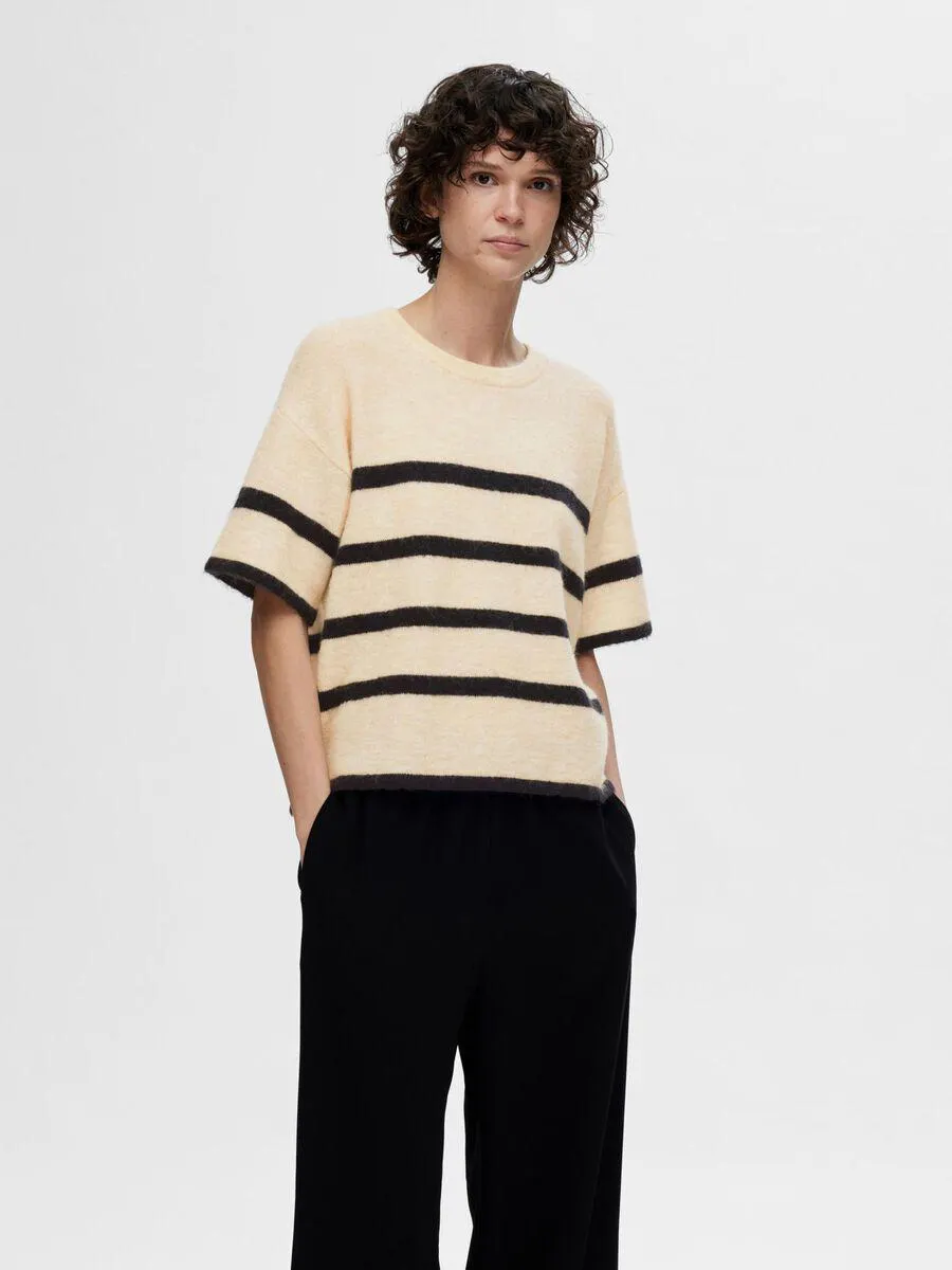 KORTERMET STRIKKET TOPP