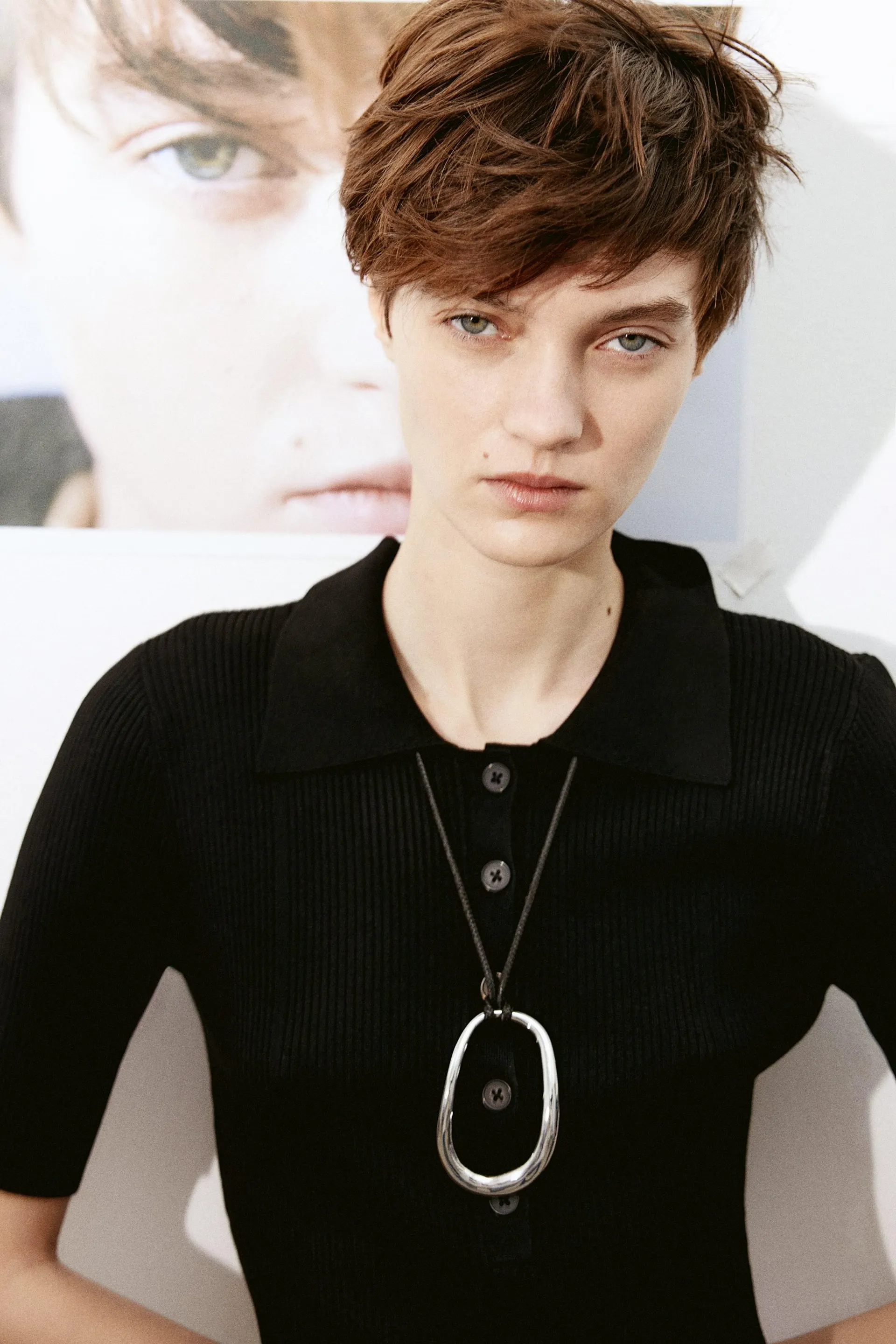 Ribbestrikket kjole med krage