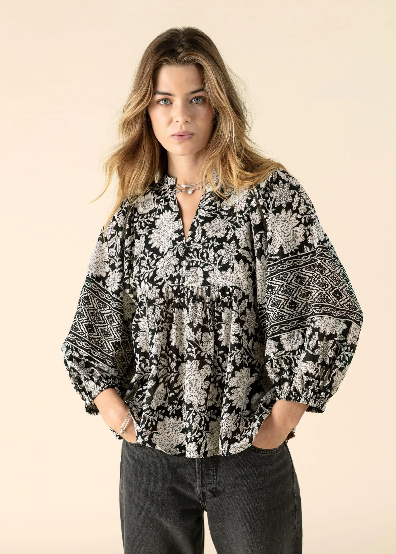 Voluminös blus med puffärm