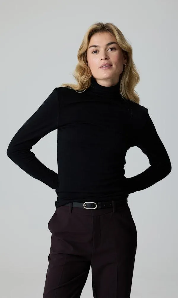 Langermet topp med høy hals i merinoull