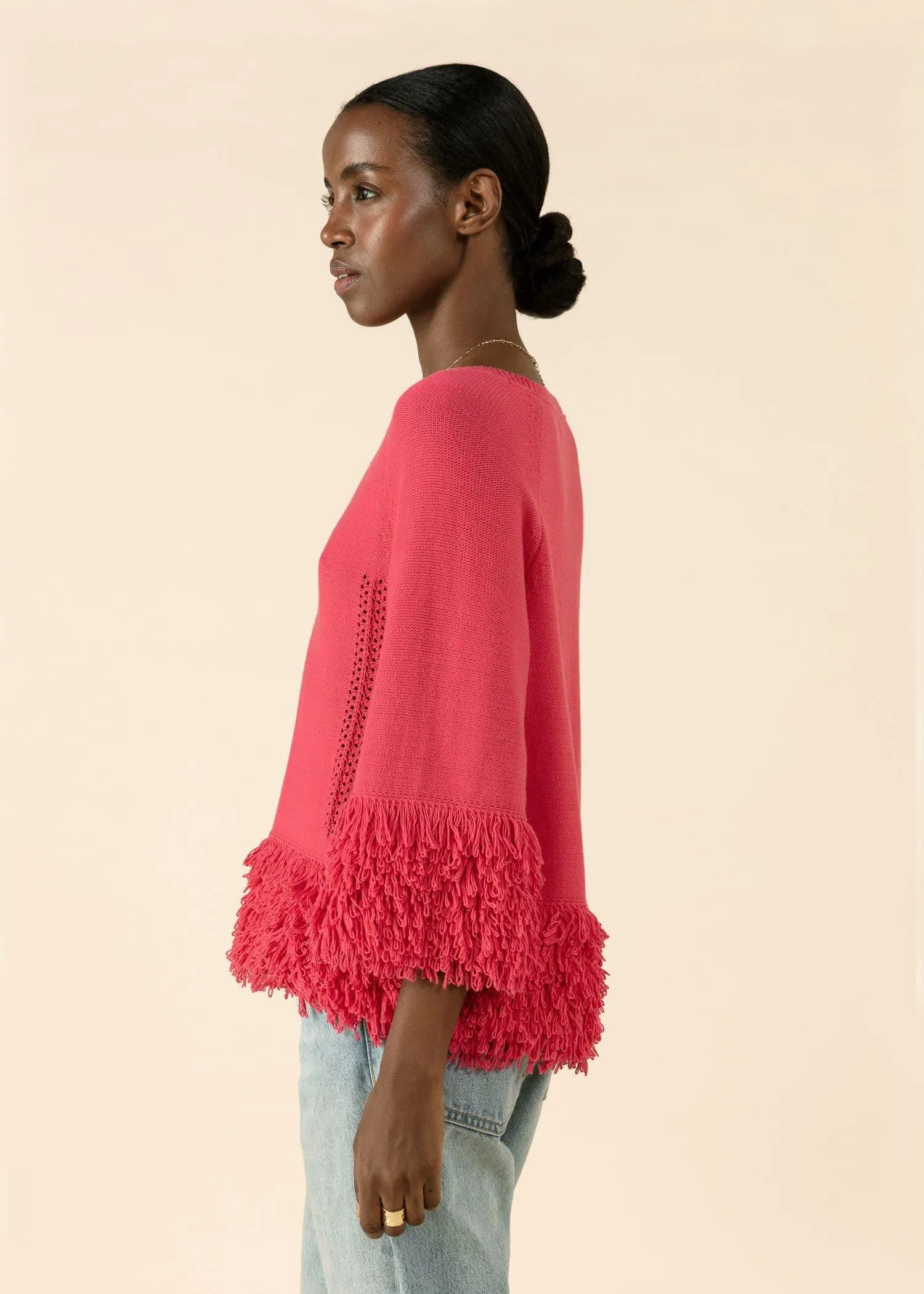 Stickad tröja med fransar