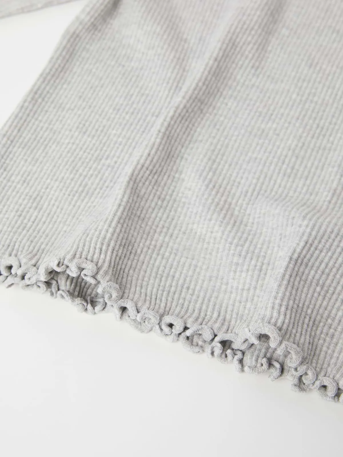 Ribbestrikket topp ensfarget