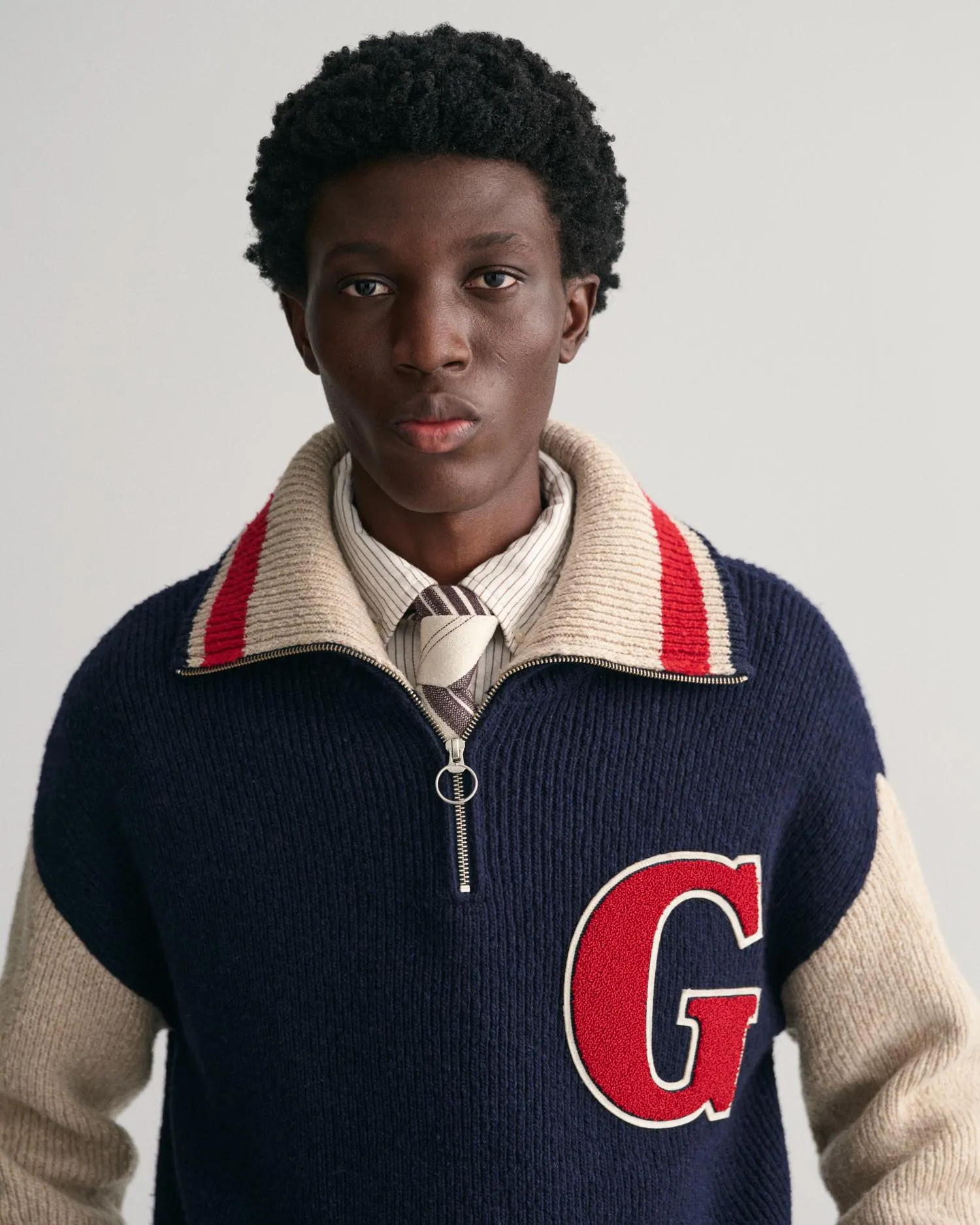 Letterman-genser med glidelås i unisex passform