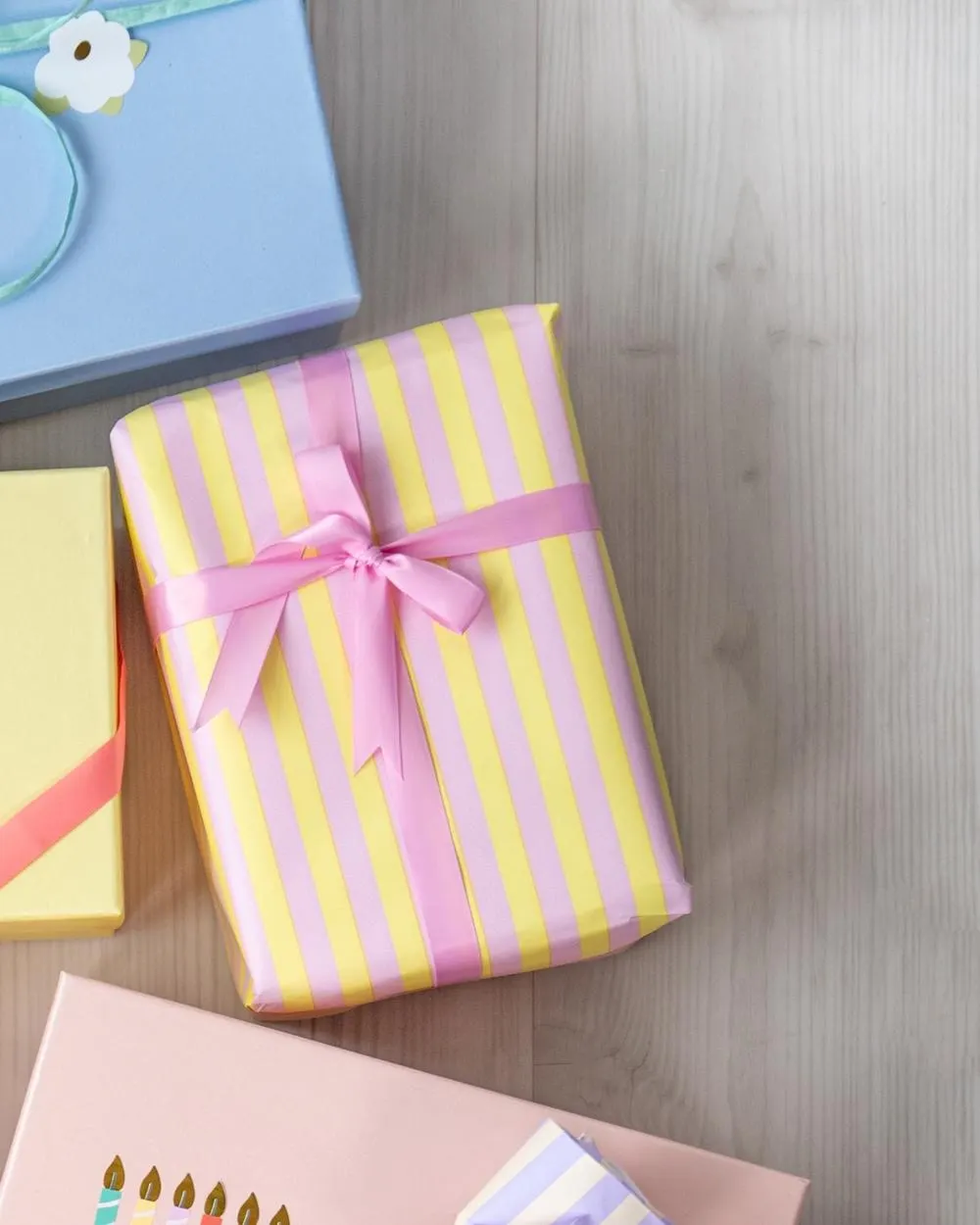 Gavepapir Stripe rosa/gul | Interiør på nett | Lagerhaus.no