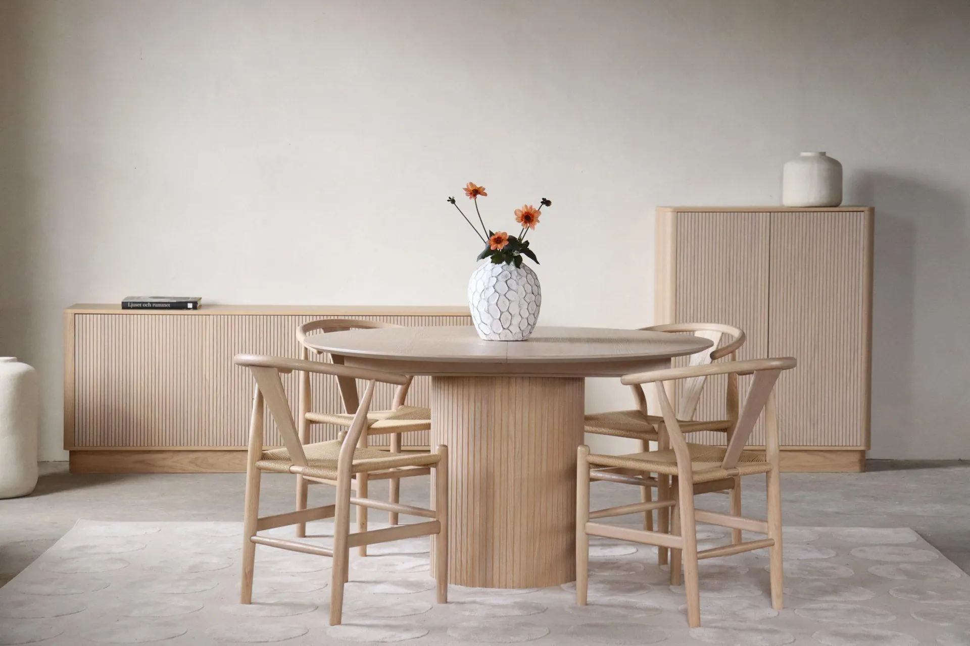 Lillu spisebord Ø130/265cm med 3 plater