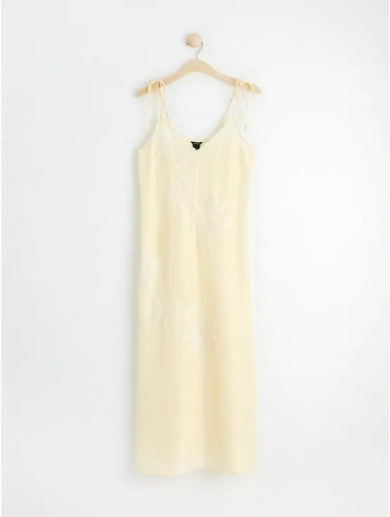 Stroppekjole i sateng med blomster