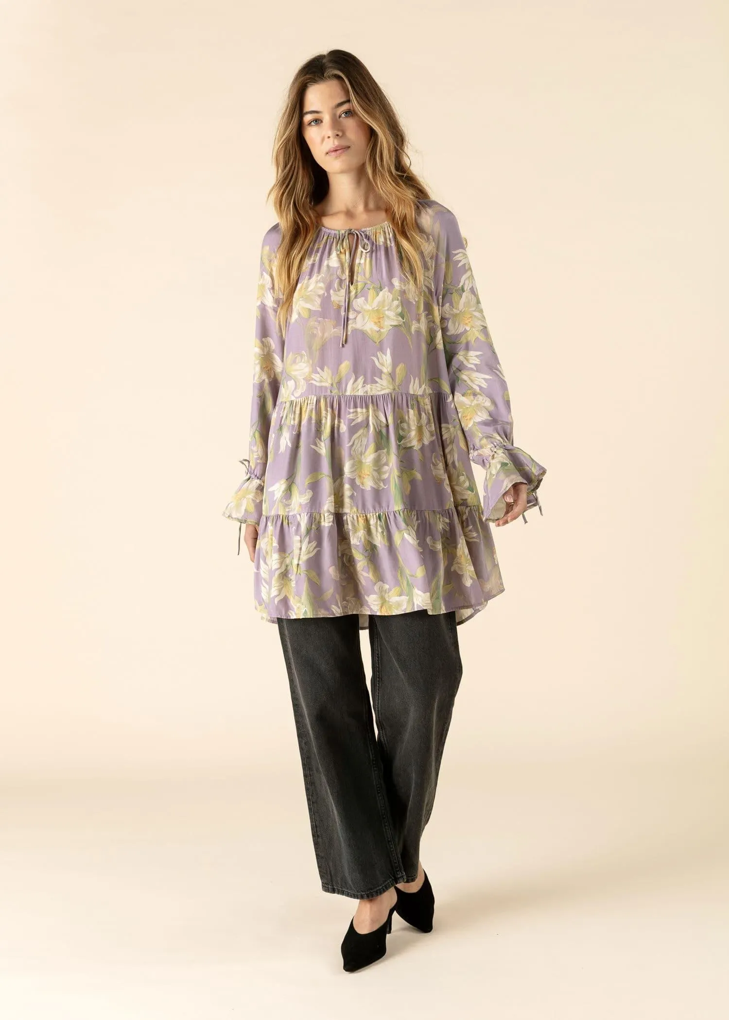 Blommig tunika med volang