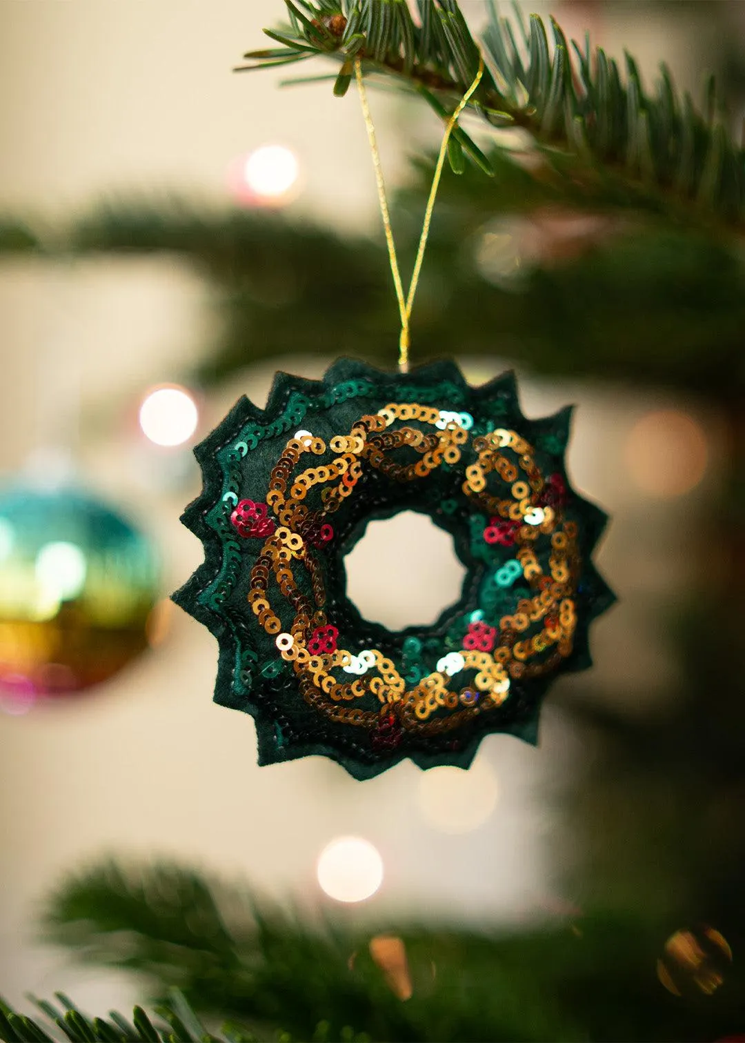 Hanging ornament - Wreath with sequins