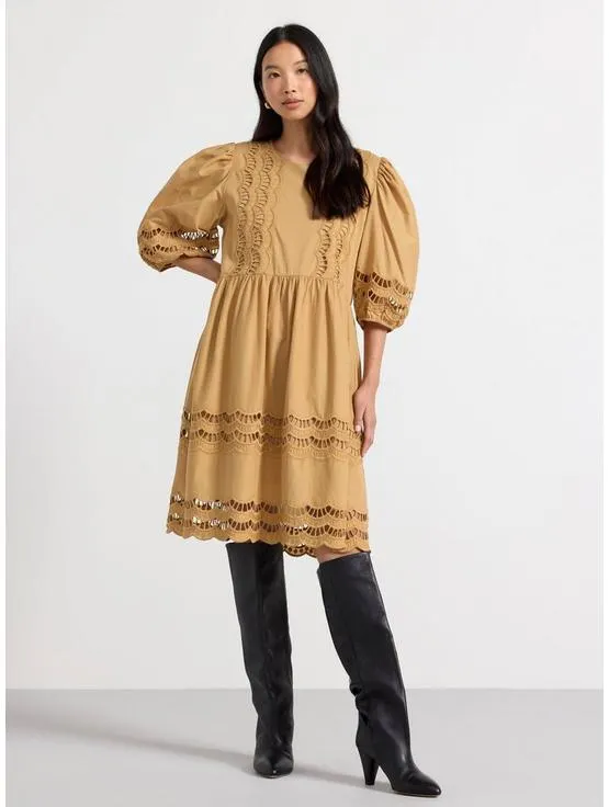 Kjole med engelsk broderi