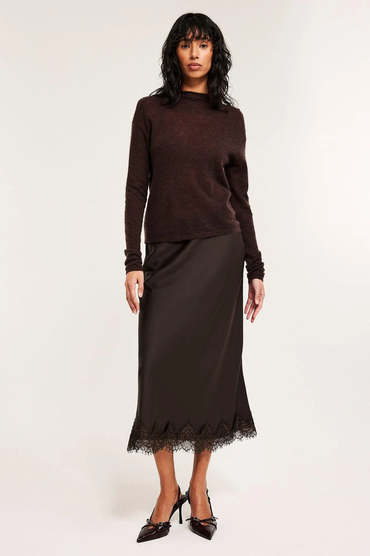 Satiinihame pitsireunalla