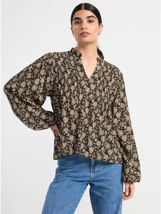 Bluse med puffermer og blomster