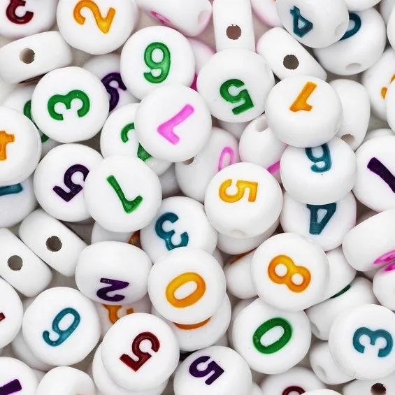 Hvite tallperler 0–9 – 150 stk. Fargede tall