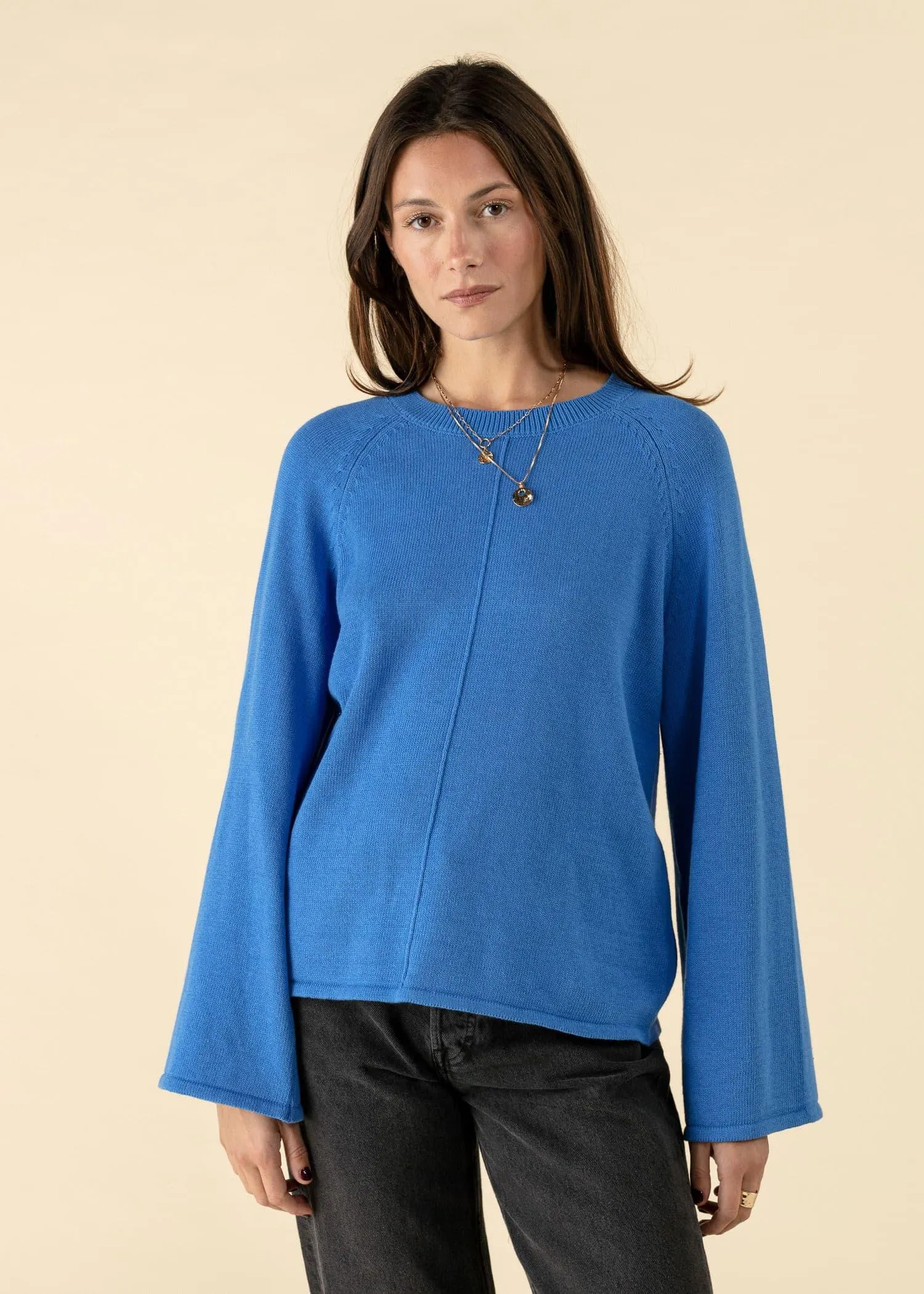 Blå stickad tröja med vid ärm