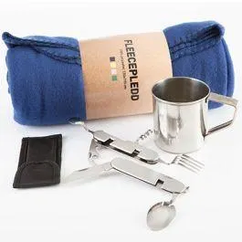 Gavesett stålkopp, bestikk og fleece pledd ass farger